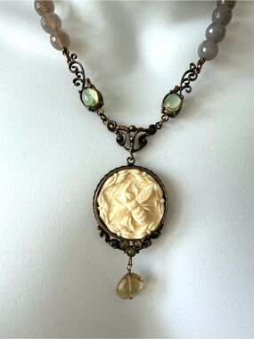 Extasia Vintage-Style Carved Cream bee Pendant Necklace with Green gray beads